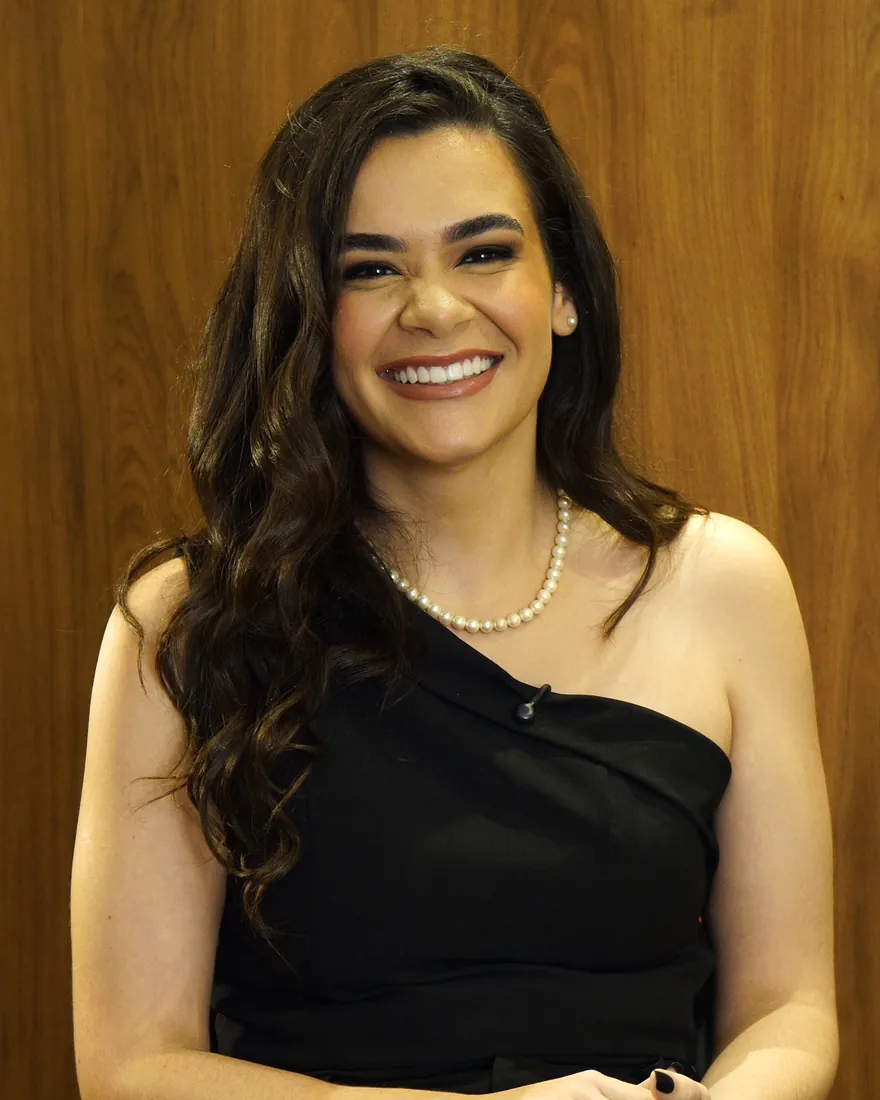 Dra. Thayanne Hayala, advogada do escritório, sorrindo